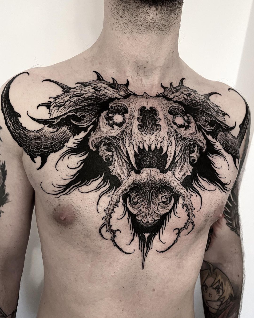 Fechamento de peito blackwork: cranio ornamental