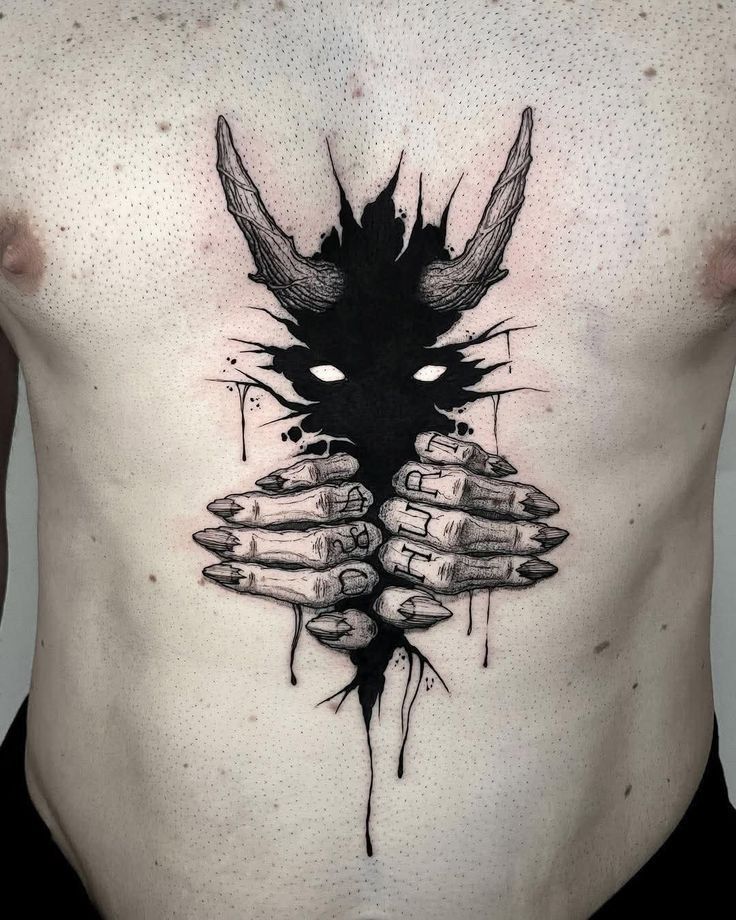 Blackwork no torso: demonio em sketch style