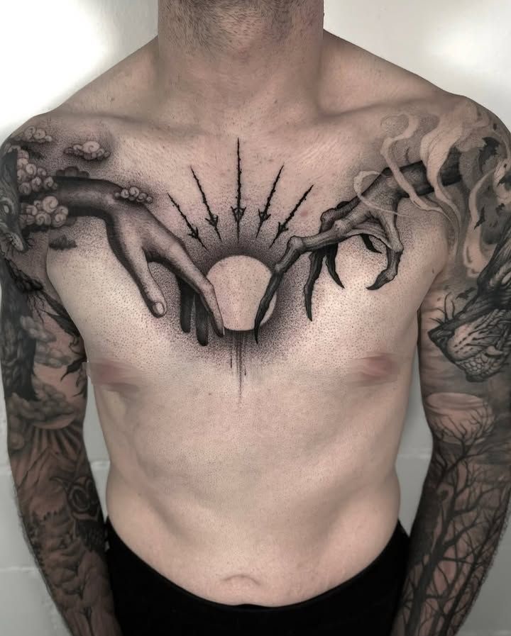 Blackwork no peito: maos e sol em dotwork