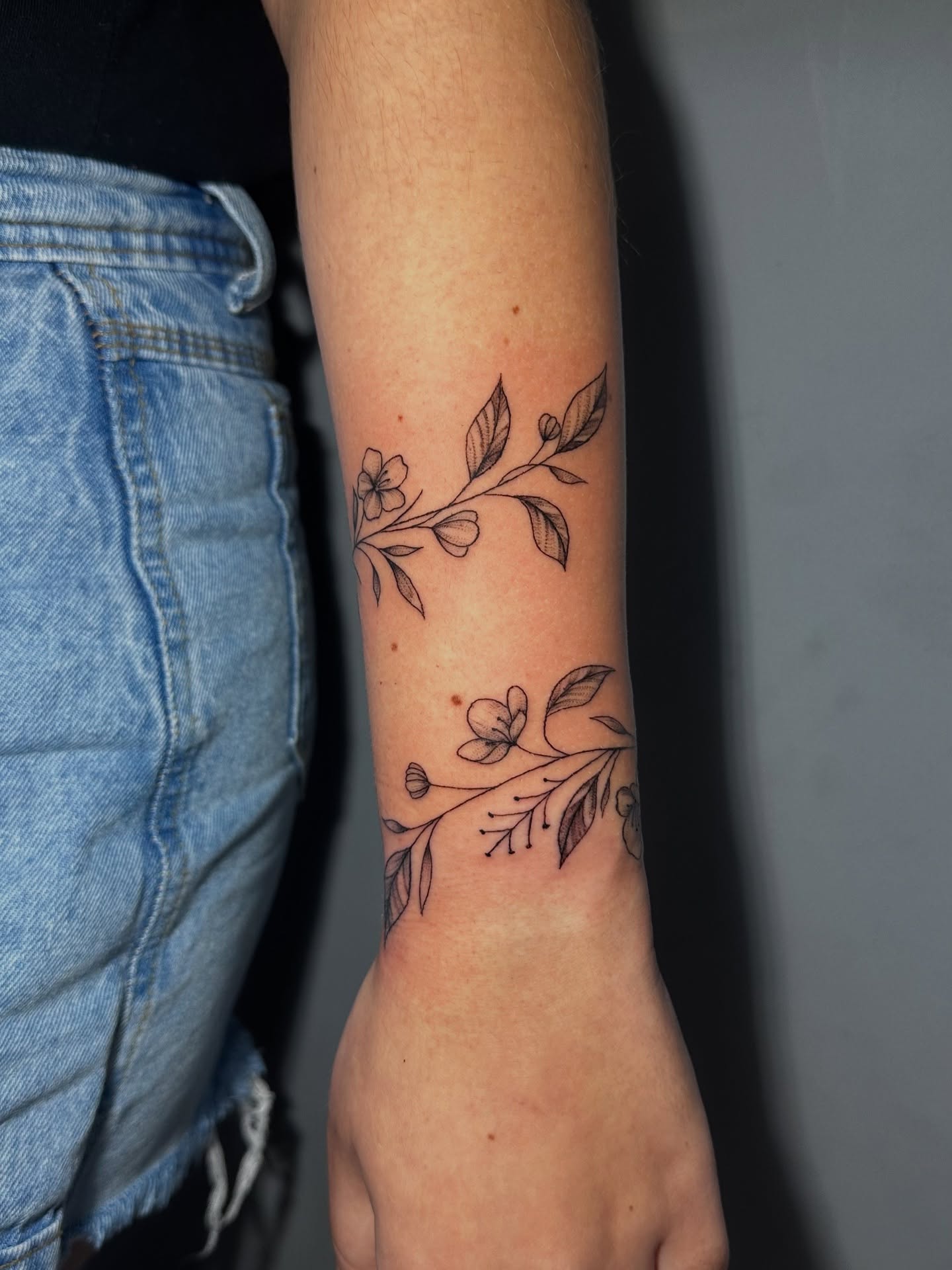 Tatuagem fineline feita por Ingrid Azevedo Tattoo (12)