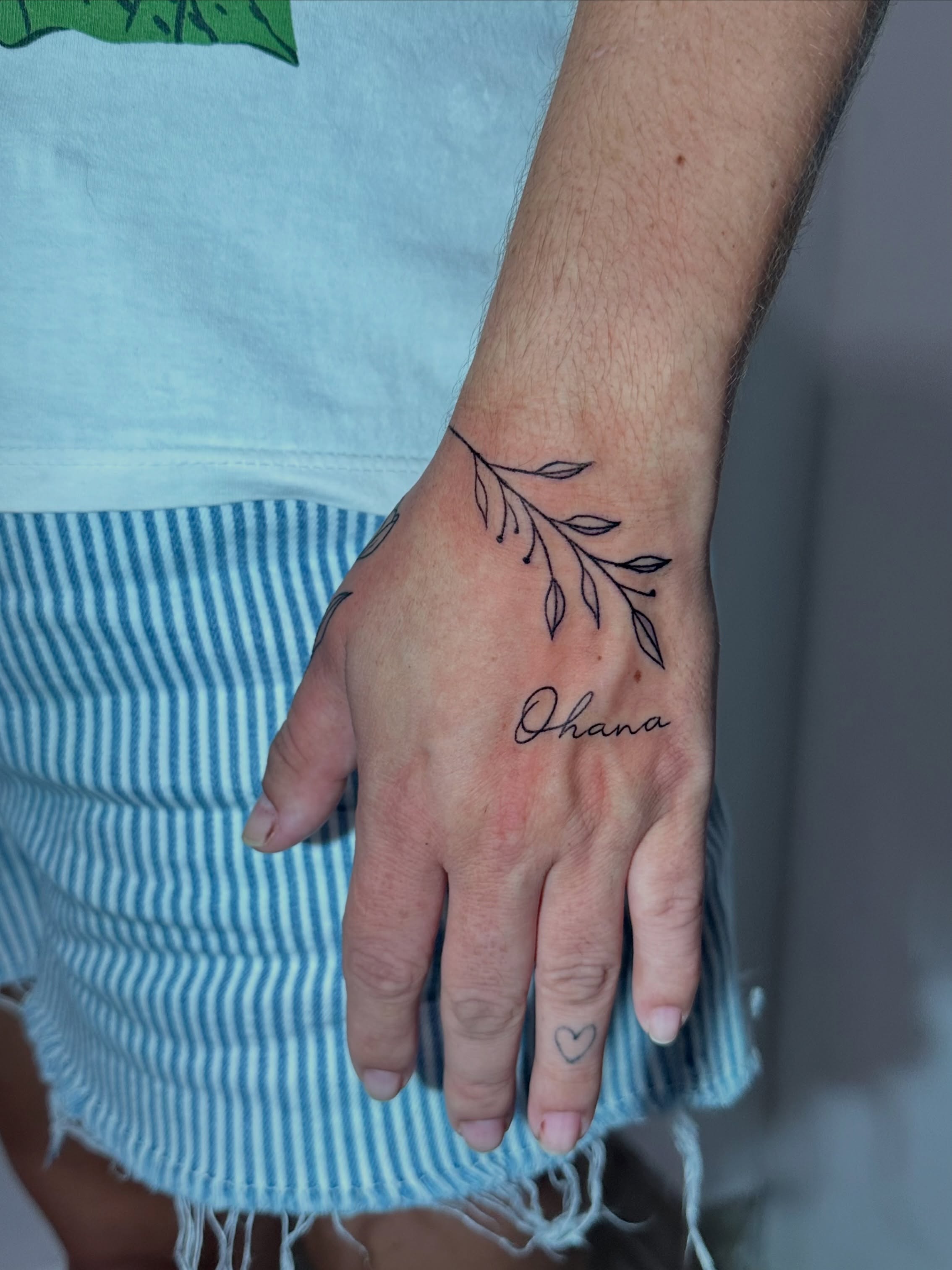 Tatuagem fineline feita por Ingrid Azevedo Tattoo